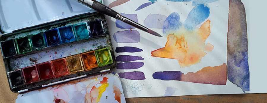 contactme_caja2 Banner with maev brunet's tools: a watercolor box and a brush on the left side. on the right there are color swatches on paper.